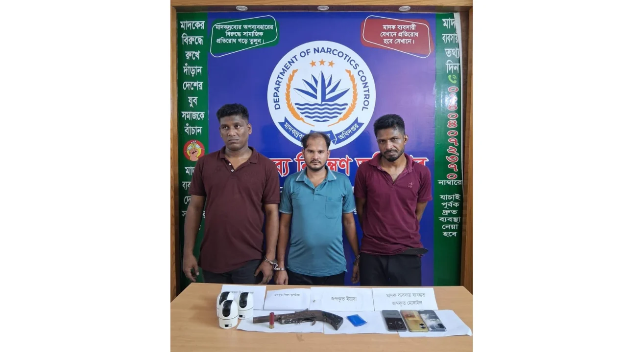 নোয়াখালীতে অটোরিকশার গ্যারেজে ইয়াবা ও আগ্নেয়াস্ত্র, গ্রেপ্তার ৩