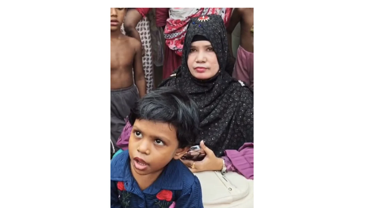 স্বীকৃতি চেয়ে সাংবাদিকের বাড়িতে সন্তানসহ নারীর অবস্থান
