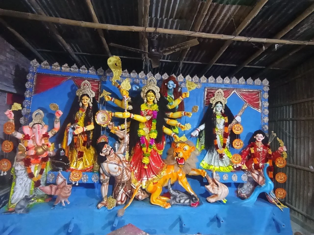 চুয়াডাঙ্গায় কারিগরদের নিপুন হাতের ছোঁয়ায় ফুটে উঠছে দেবী দুর্গা