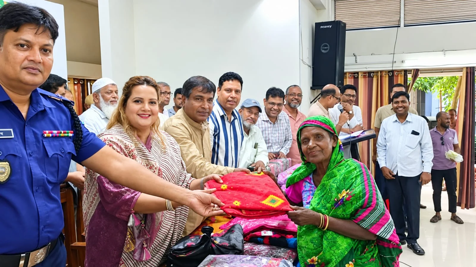 চাটমোহরে শারদীয় পুনর্মিলনীতে শাড়ি বিতরণ করলেন এমপি রুমা
