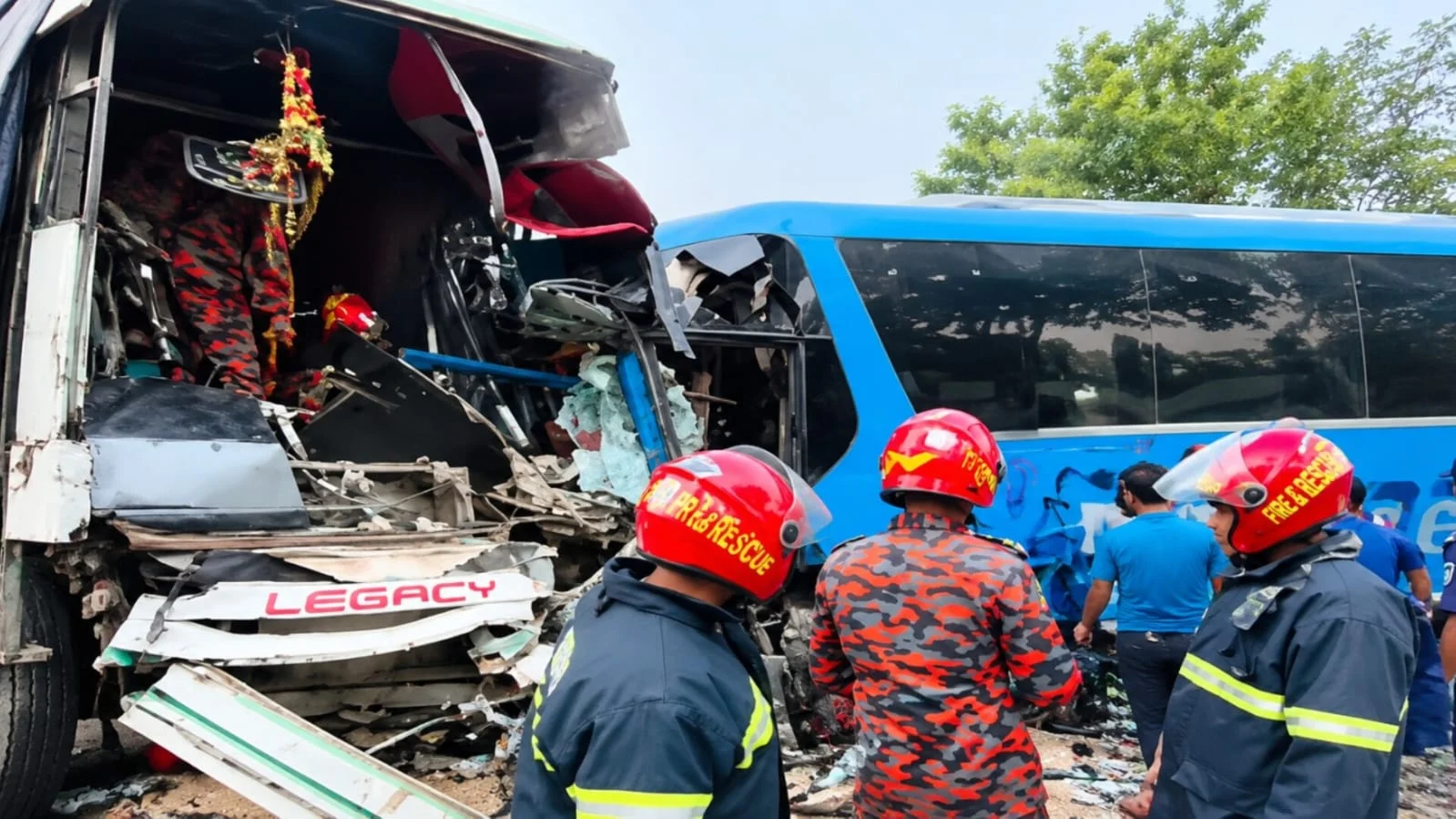 নাটোরের বড়াইগ্রামে দুই বাসের মুখোমুখি সংঘর্ষে নিহত ১, আহত অন্তত ১৫