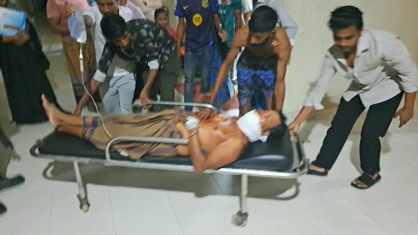 শিবচরে সাবলের আঘাতে বাবা গুরুতর আহত, অভিযুক্ত ছেলে