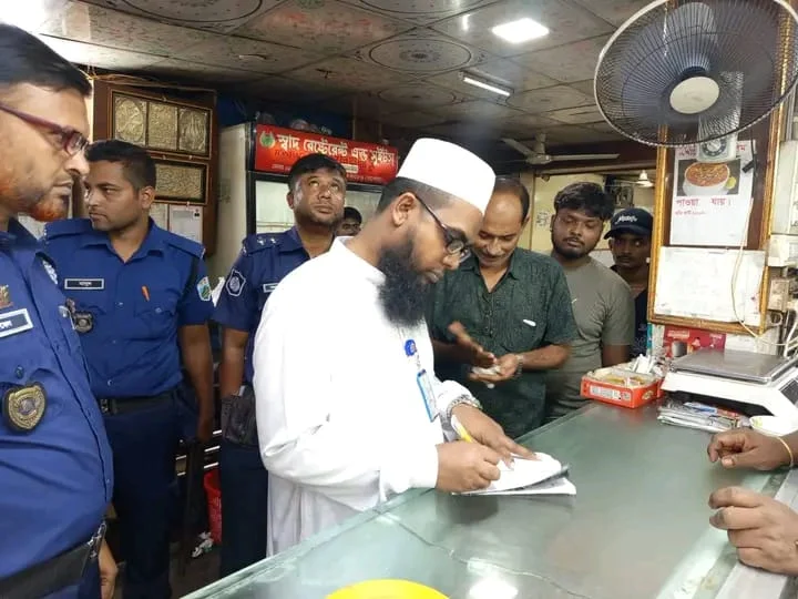চাটমোহরে অস্বাস্থ্যকর পরিবেশে বাসি খাবার বিক্রি, রেস্টুরেন্টকে জরিমানা