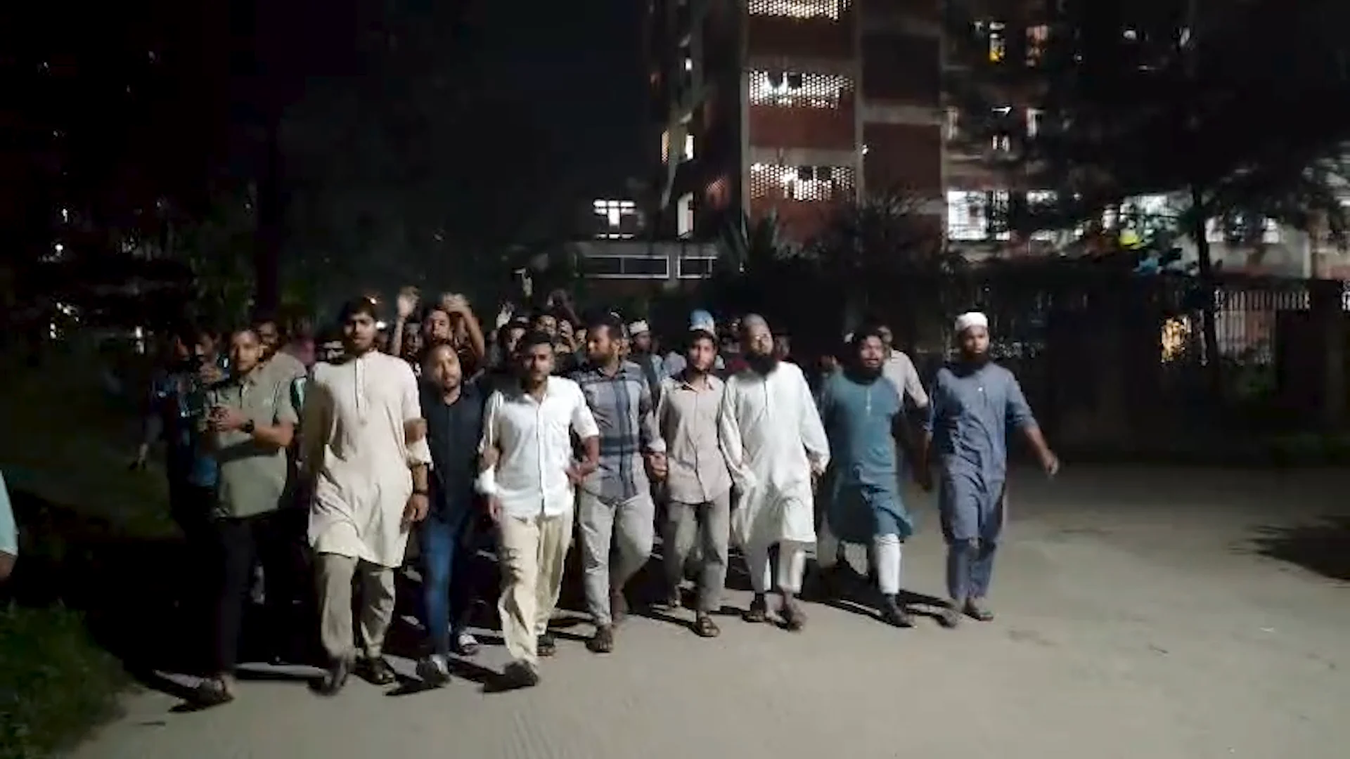 নবীকে নিয়ে অবমাননাকর মন্তব্যের অভিযোগে জাবিতে বিক্ষোভ, ৪ দফা দাবি শিক্ষার্থীদের