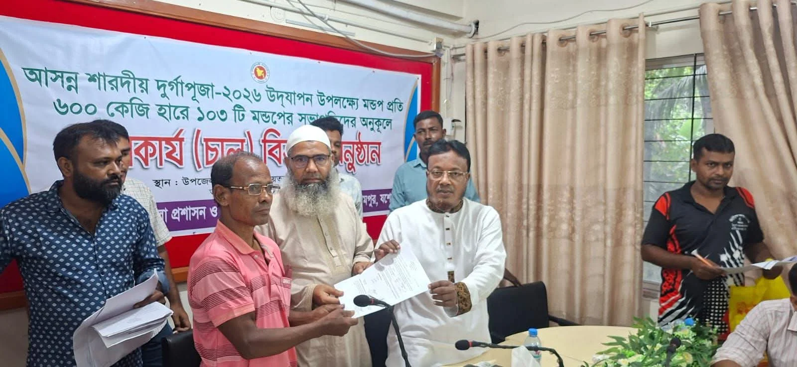 মণিরামপুরে ১০৩ পূজামণ্ডপে ৬০০ কেজি করে চাল বিতরণ