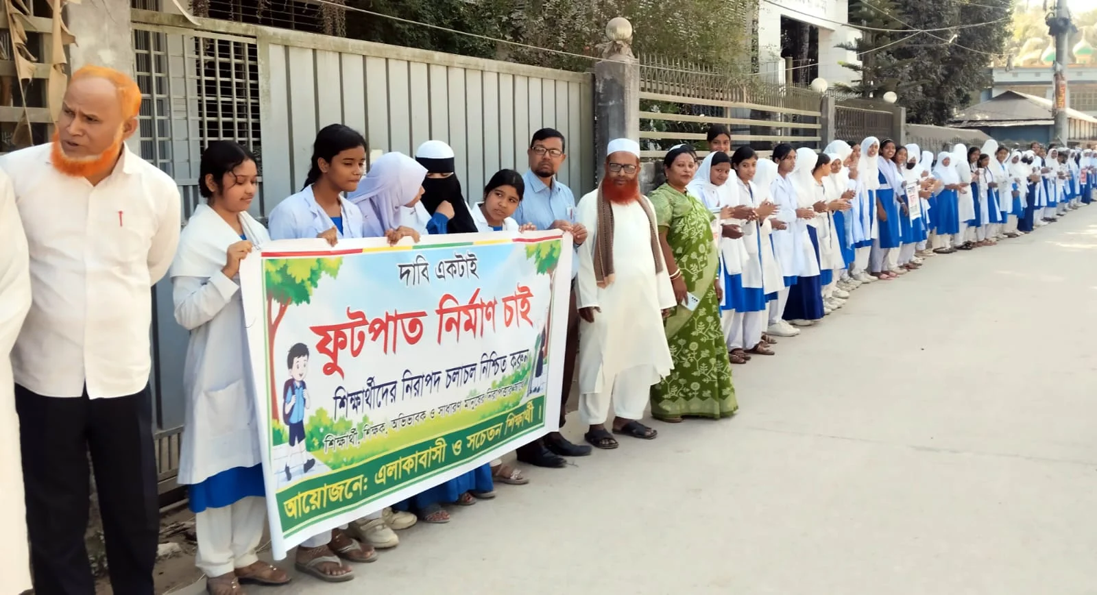 ফুটপাতের দাবিতে কুড়িগ্রামে মহাসড়কে হাজারো মানুষের মানববন্ধন