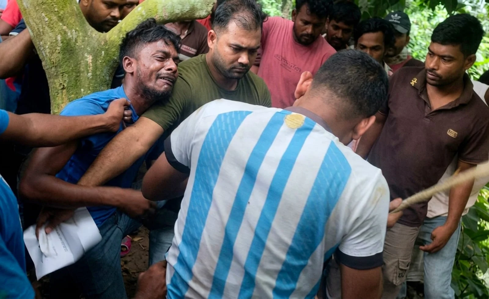 পাবনায় সিএনজিচালিত অটোরিকশা ছিনতাইয়ের চেষ্টা, যুবককে আটক করে গণপিটুনি