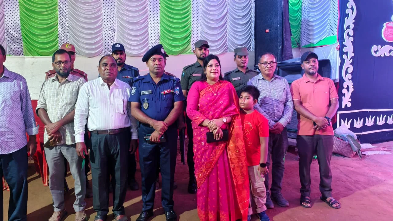 বাঘাইছড়িতে রক্ষাকালী মন্দিরের দুর্গাপূজা মণ্ডপ পরিদর্শনে ইউএনও আমেনা মারজান