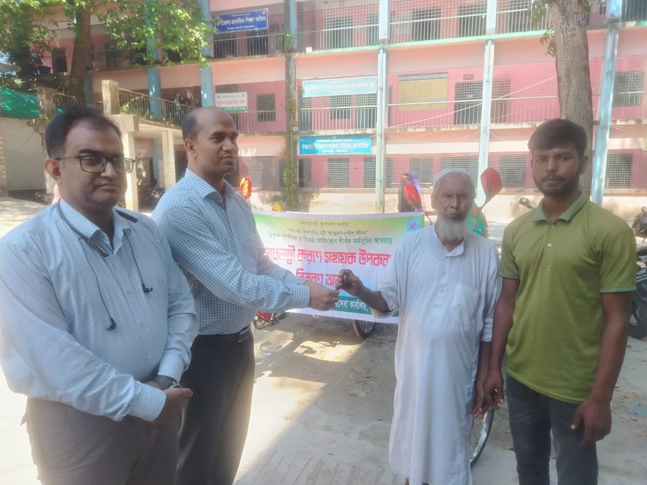 পলাশবাড়ীতে ভিক্ষুক পূনর্বাসন প্রকল্পের আওতায় ভিক্ষকুদের মাঝে অটোভ্যান প্রদান