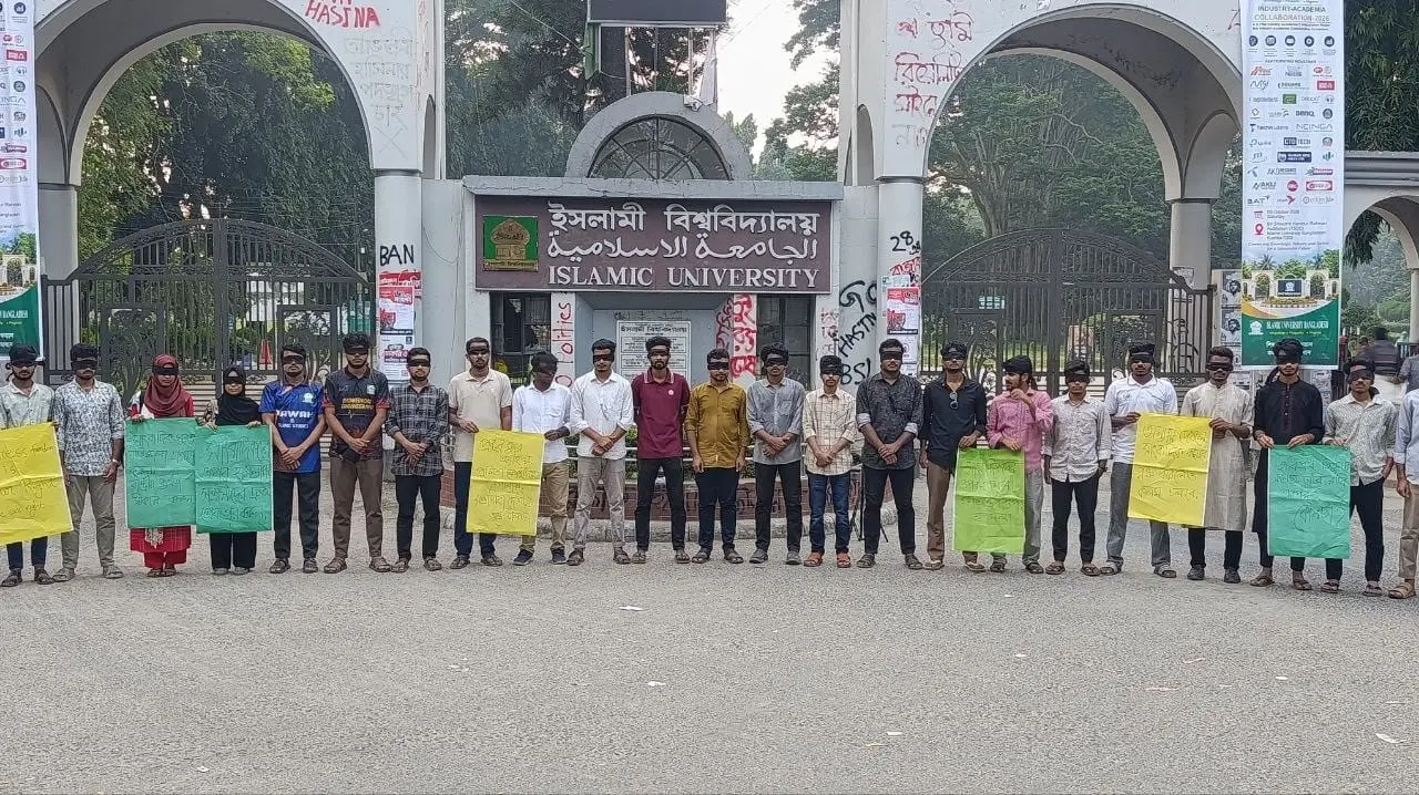 রাবিতে সাংবাদিকদের ওপর হামলা, চোখে কালো কাপড় বেঁধে ইবি সাংবাদিকদের প্রতিবাদ