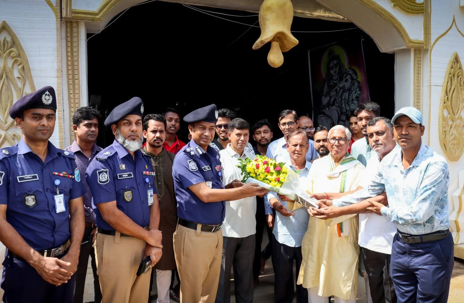 বান্দরবানে পূজামণ্ডপ পরিদর্শনে চট্টগ্রাম রেঞ্জের ডিআইজি