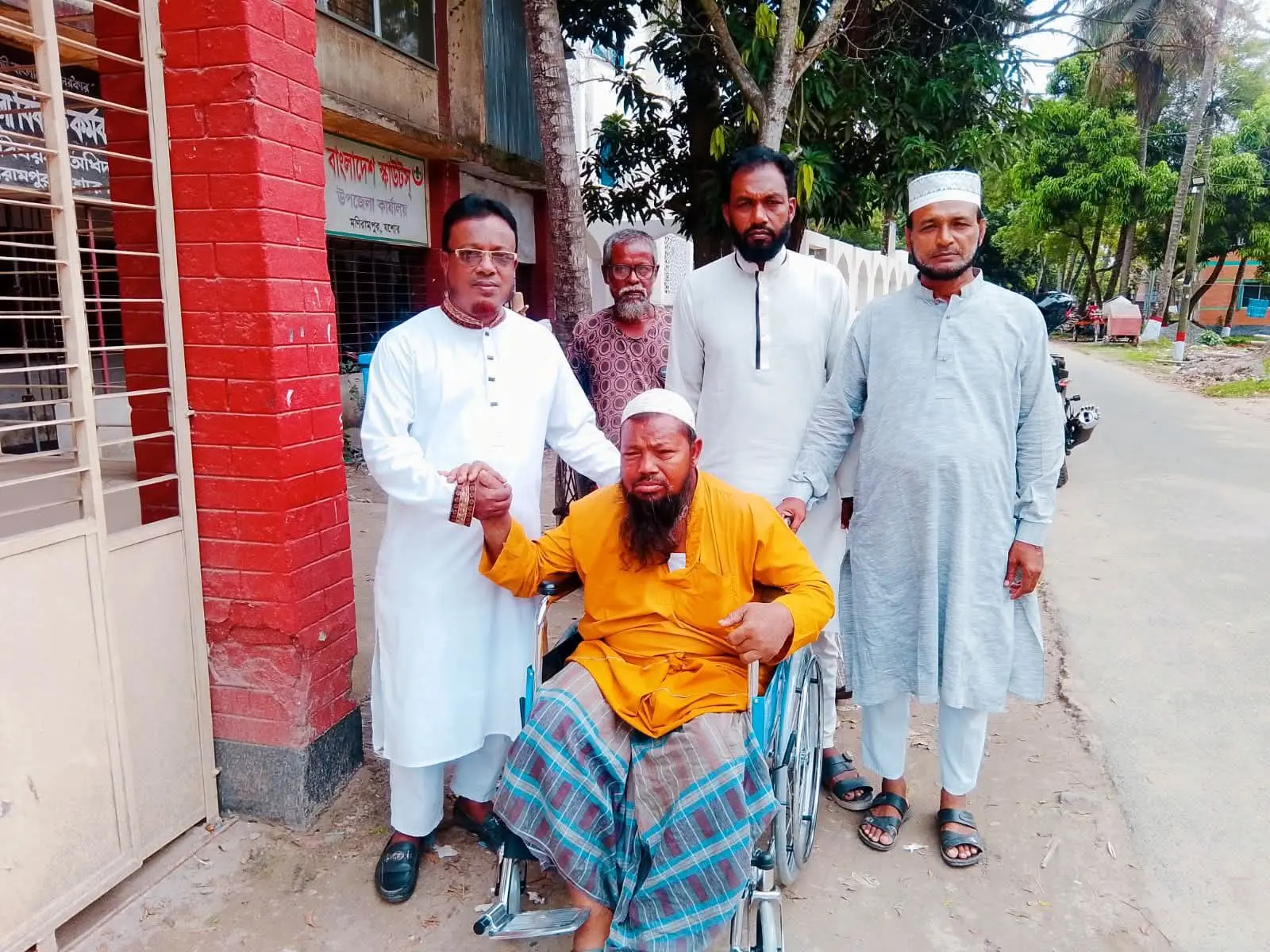 মণিরামপুরে অসহায় ইদ্রিস আলীকে হুইলচেয়ার দিলেন ফজলুল হক