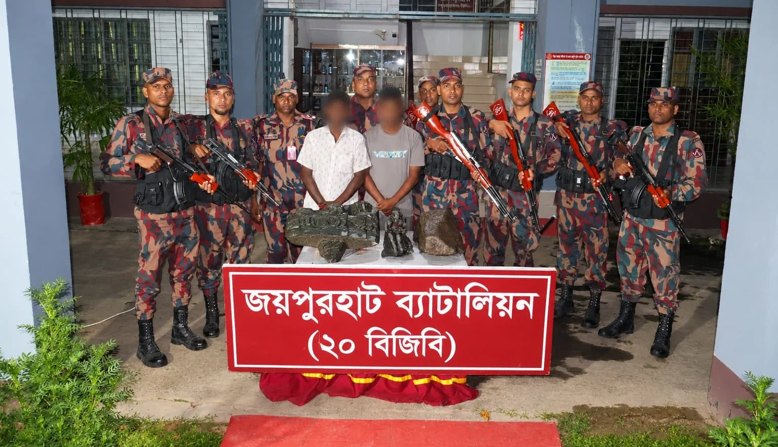 জয়পুরহাটে ৮৯ লাখ টাকার কষ্টিপাথরের মূর্তি উদ্ধার, আটক ২