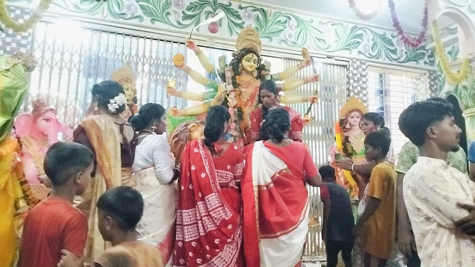 মাধবপুরে শান্তিপূর্ণ ও উৎসবমুখর পরিবেশে শারদীয় দুর্গাপূজা সম্পন্ন