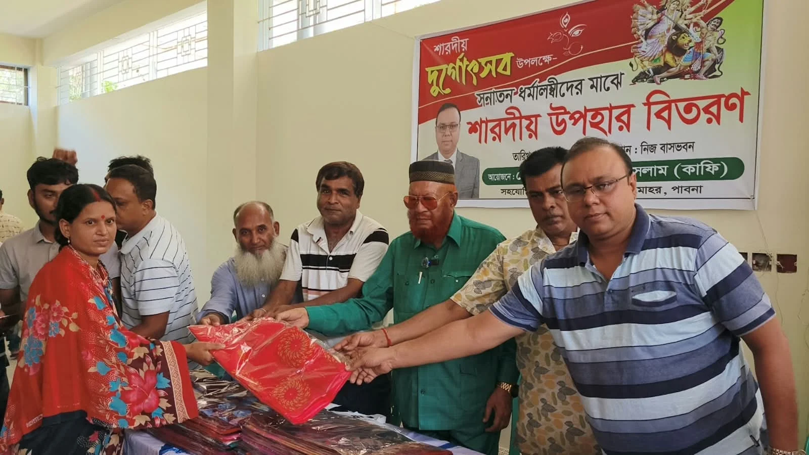 চাটমোহরে সনাতন ধর্মাবলম্বীদের মাঝে ৫০০ শাড়ি বিতরণ