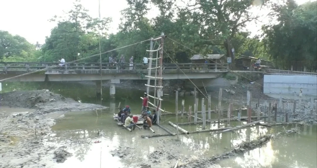 চুয়াডাঙ্গায় আড়াই বছরেও শেষ হয়নি বড়পুটিমারি গ্রামের ব্রিজের নির্মাণ কাজ, দুর্ভোগ চরমে