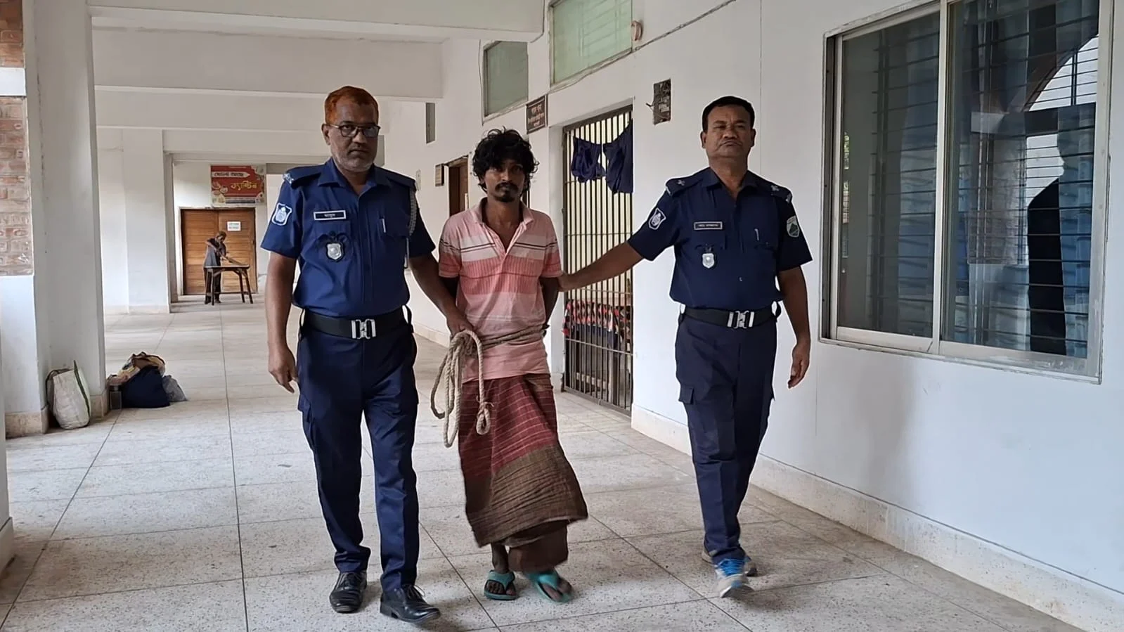 জয়পুরহাটে থানায় ঢুকে পুলিশের উপর হামলা, গ্রেপ্তার-১
