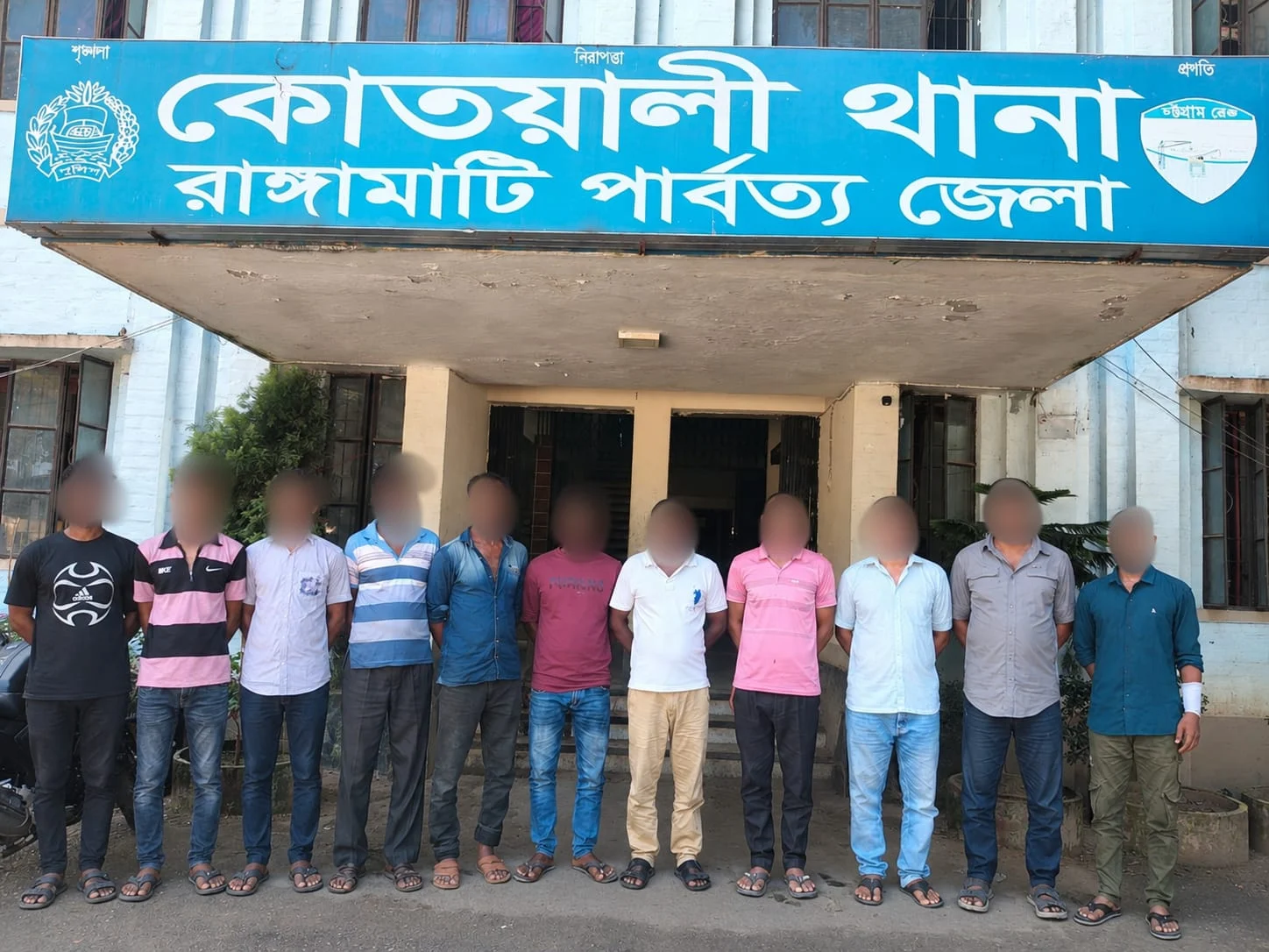 রাঙামাটিতে পুলিশের বিশেষ অভিযানে গ্রেপ্তার ১১, উদ্ধার ২০ লিটার চোলাইমদ