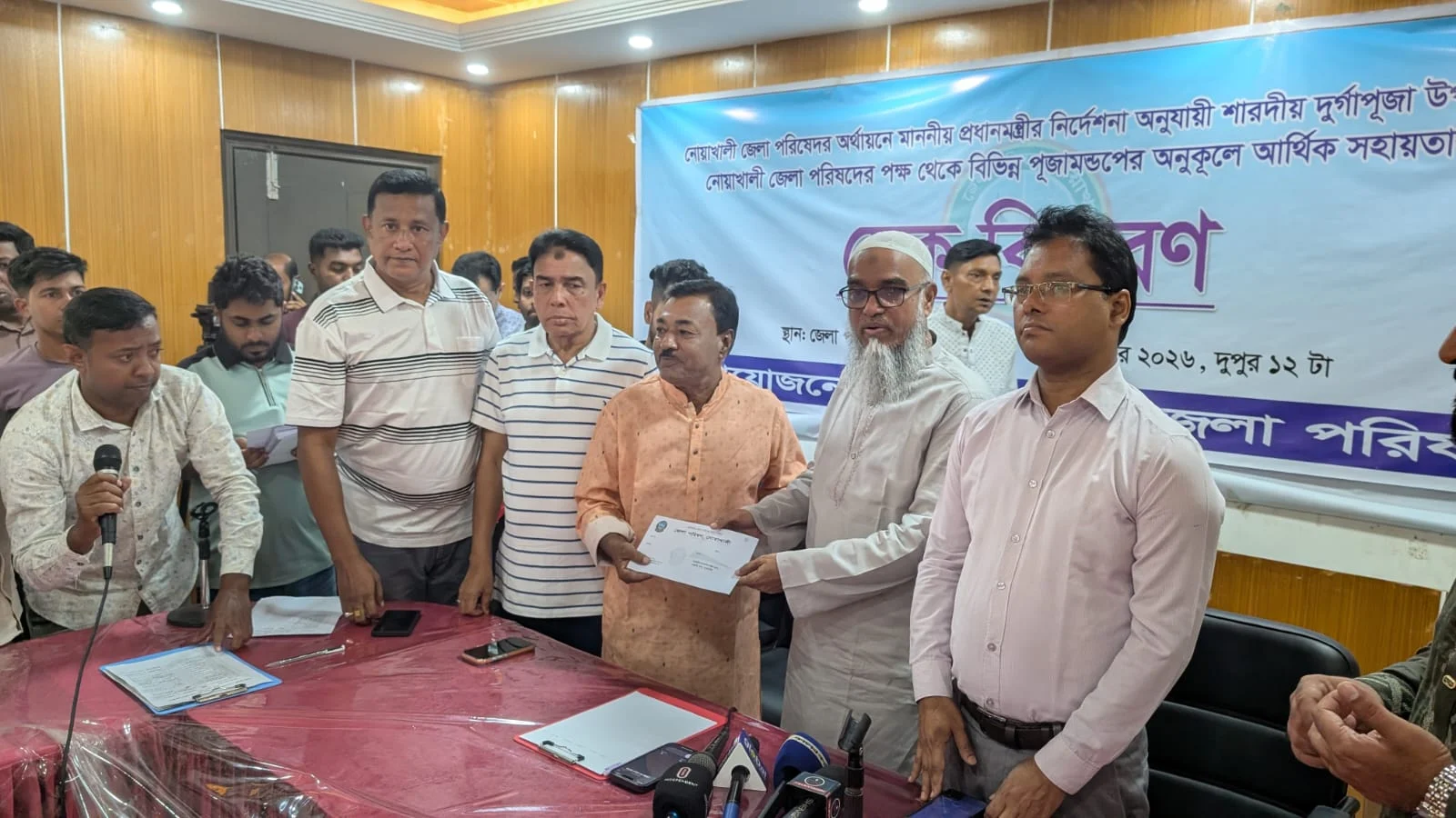 নোয়াখালীতে দুর্গাপূজা নির্বিঘ্ন করতে সনাতন ধর্মাবলম্বীদের আর্থিক সহায়তা জেলা পরিষদের