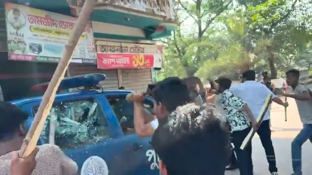 গোপালগঞ্জে নিষিদ্ধ ছাত্রলীগ-যুবলীগের মিছিল থেকে পুলিশের ওপর হামলা, আহত ২