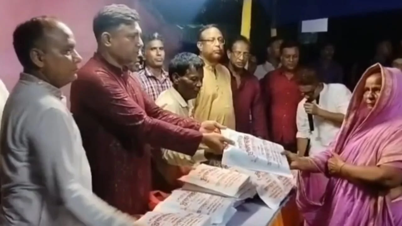 নাটোরে দুর্গাপূজা উপলক্ষে ২০০ দরিদ্র বিধবা নারীকে শাড়ি উপহার দিলেন বিএনপি নেতা আসাদ