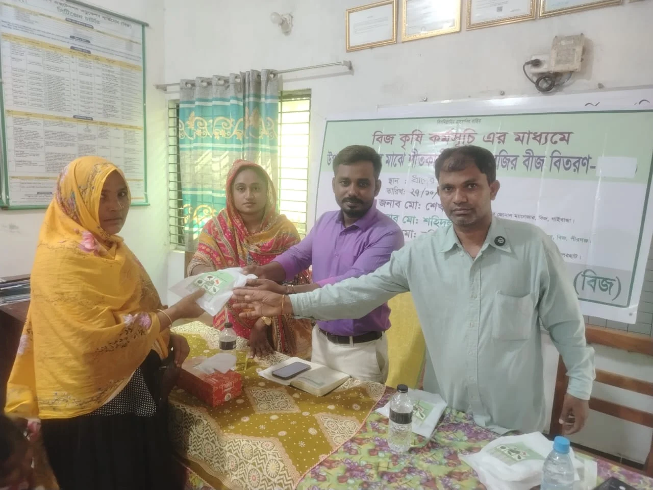 পলাশবাড়ীতে ৬০০ উপকারভোগীর মাঝে শীতকালীন শাক-সবজির বীজ বিতরণ