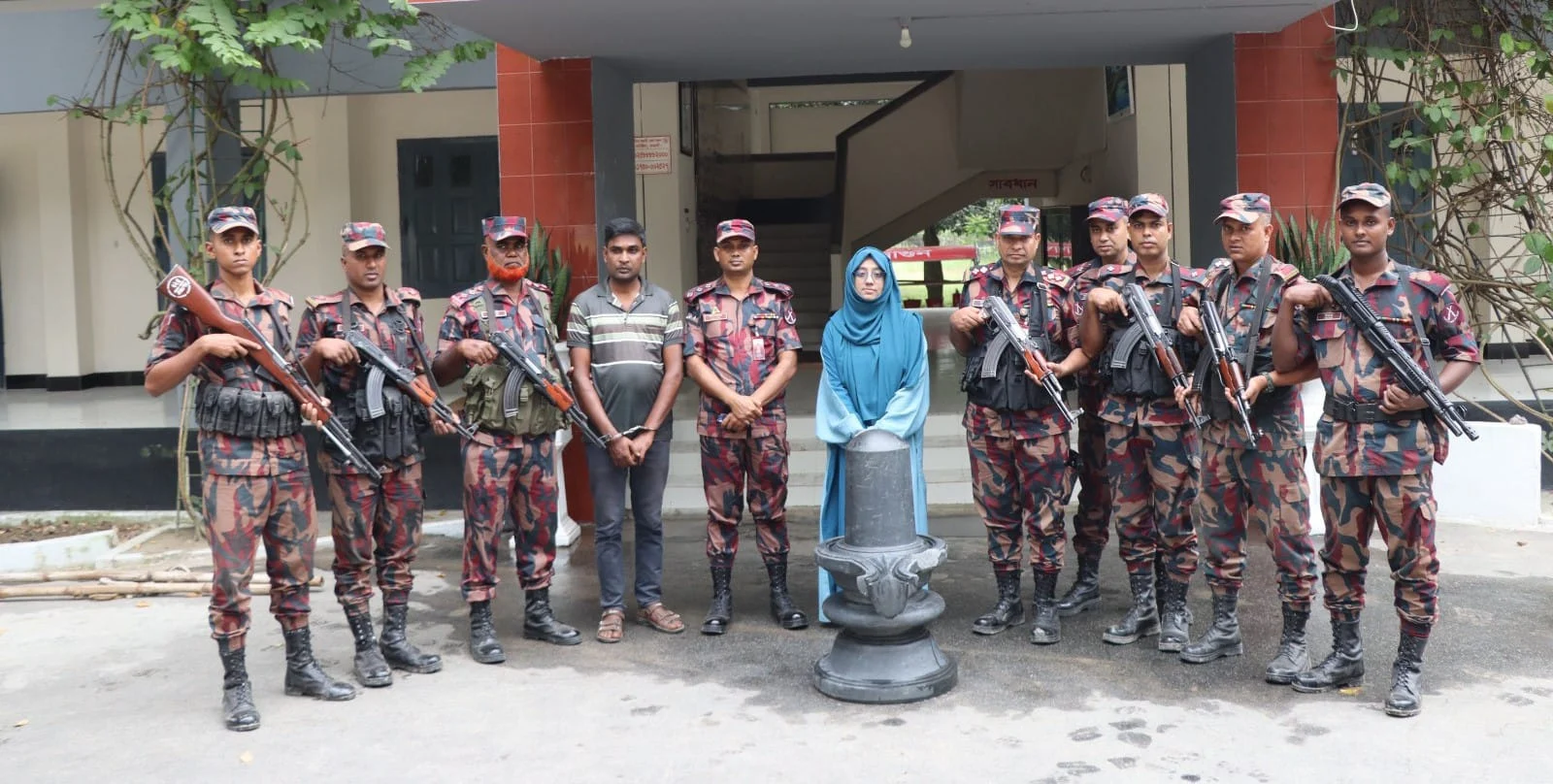 নওগাঁয় ২ কোটি ৪৫ লাখ টাকার কষ্টিপাথরের শিবলিঙ্গ উদ্ধার, আটক ১