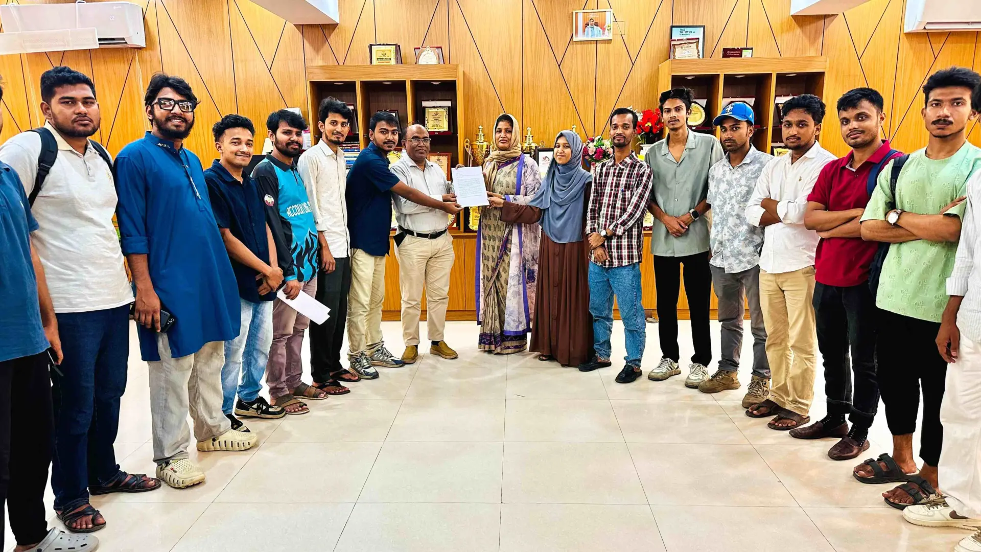 তেজগাঁও কলেজ সরকারি করার দাবিতে ভারপ্রাপ্ত অধ্যক্ষকে স্মারকলিপি