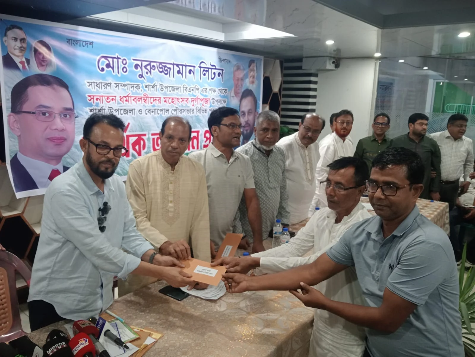 যশোরের শার্শায় ৩২টি দুর্গাপূজা মণ্ডপে আর্থিক  অনুদান দিল উপজেলা বিএনপির