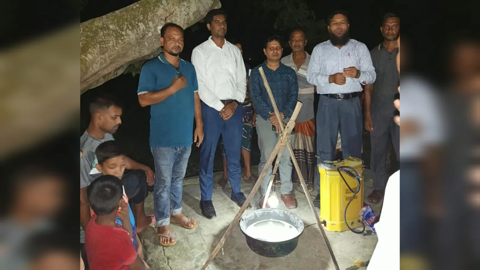 নাটোরের নলডাঙ্গায় ক্ষতিকর পোকা শনাক্তে আলোক ফাঁদ স্থাপন