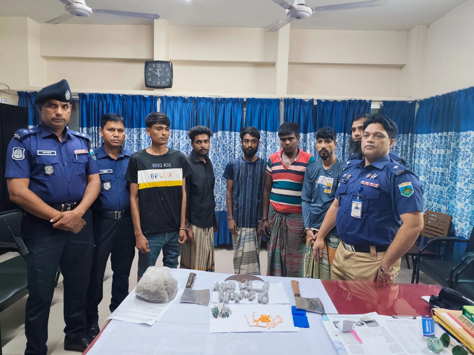 ফরিদপুরে ইয়াবা-গাঁজাসহ গ্রেপ্তার ৫, উদ্ধার চাপাতি