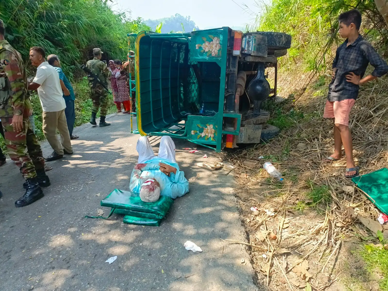 সাজেকের সিজকছড়ায় পর্যটকবাহী চাঁদের গাড়ি দুর্ঘটনায় আহত ৭