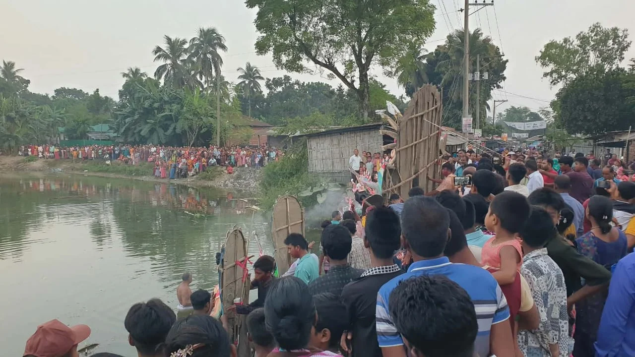 ঠাকুরগাঁওয়ে রুহিয়ায় প্রতিমা বিসর্জনের মধ্য দিয়ে শেষ হলো দুর্গাপূজা