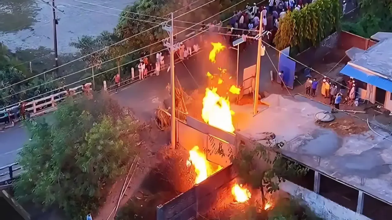 কক্সবাজারে ২০ ঘণ্টা পরও জ্বলছে গ্যাসের আগুন