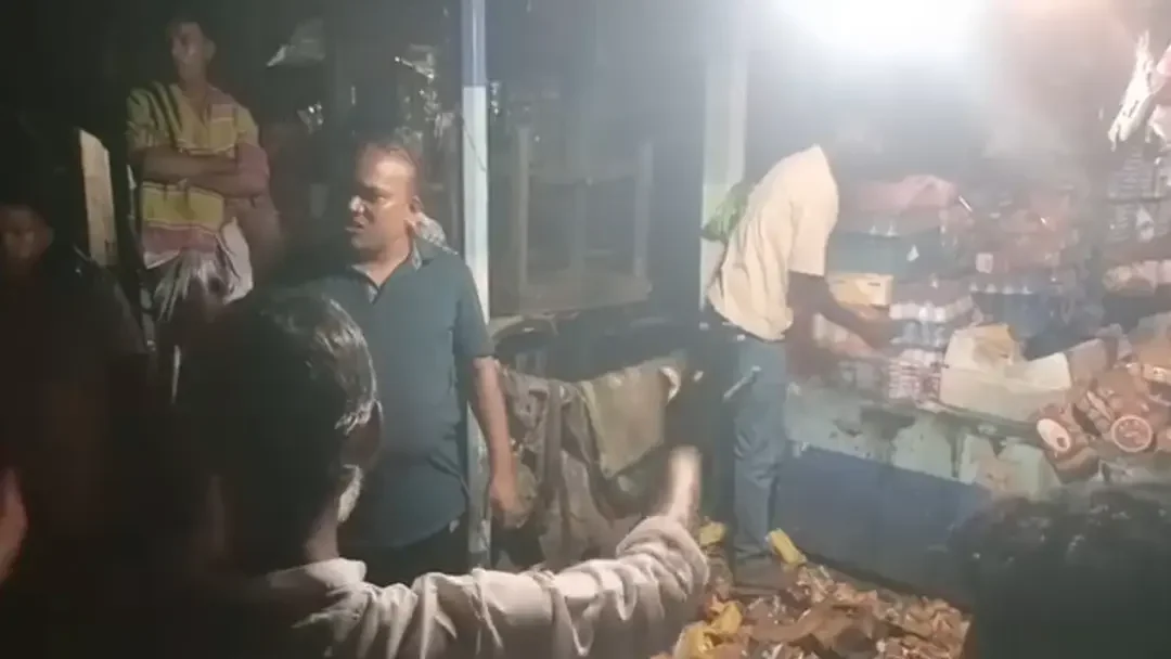 বাকিতে সিগারেট না পেয়ে দোকানির শরীরে পেট্রোল ঢেলে আগুন