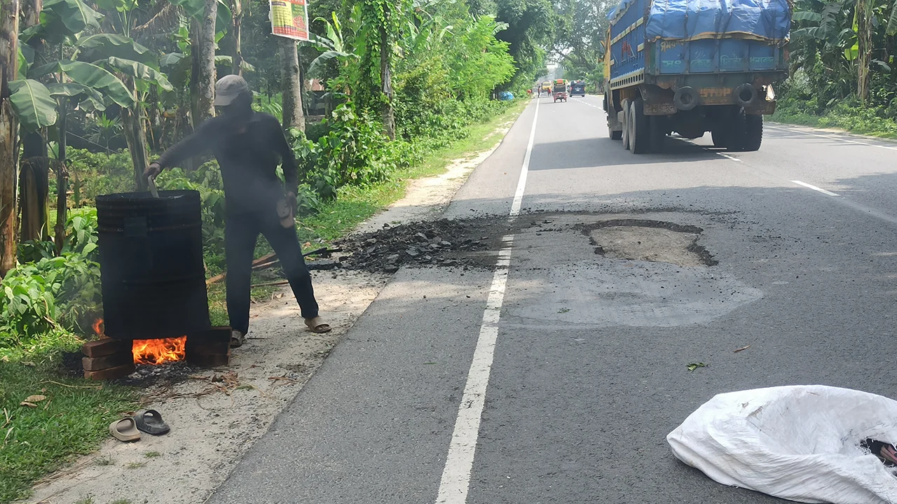 সংস্কারে ব্যয় ২১ কোটি টাকা, ছয় মাসেই উঠে যাচ্ছে সড়কের পিচ